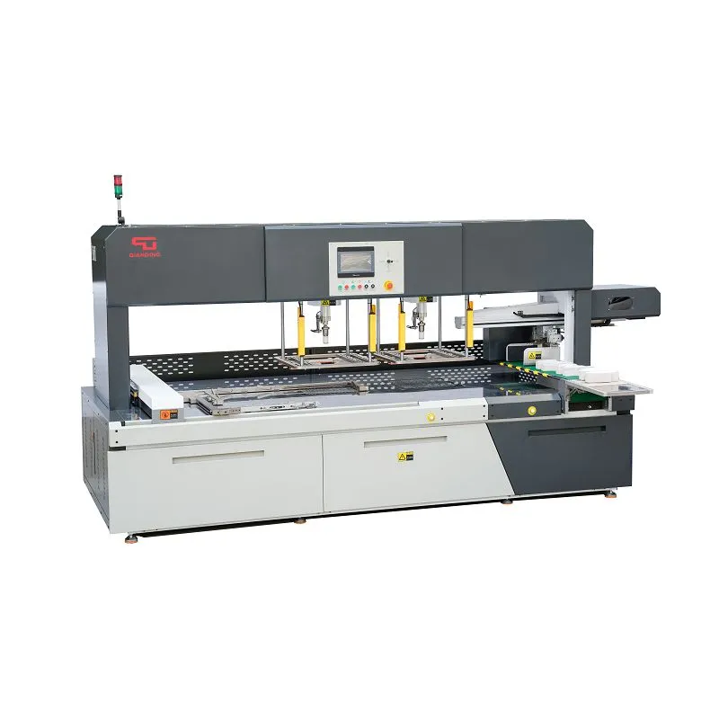 Automatische Stanzmaschine mit Lochreinigung mit Drehkopf und Manipulator